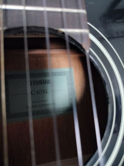 Продам гитару Yamaha C40 с чехлом!