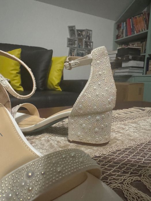 Sandale albe cu perle