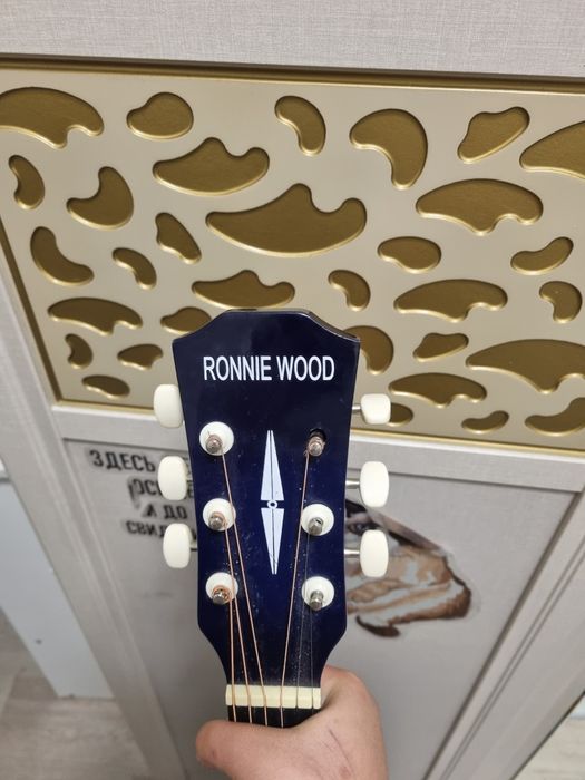 Гитара акустика вообще не играла стоит дома