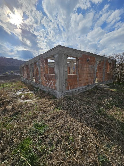 Casă cu teren generos și vedere spre pădure Ciucurova