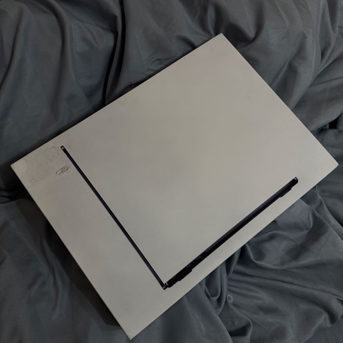 Продам macbook air 13 512гб 2025 m4