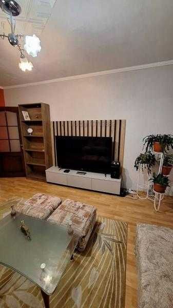 Дава се под наем Тристаен апартамент в Бургас, Изгрев - 60 кв.м за 408 € - Снимка #1