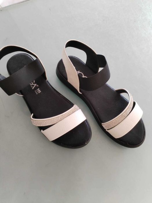 Чисто нови сандали номер 38