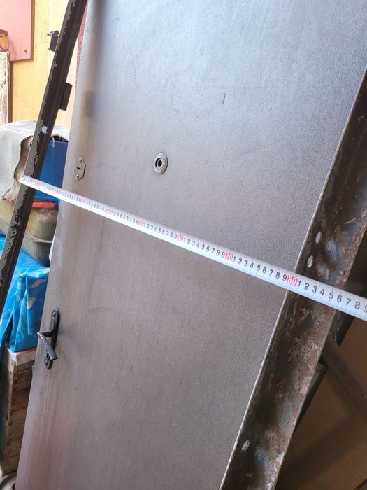 Продаётся  железная дверь б/ у