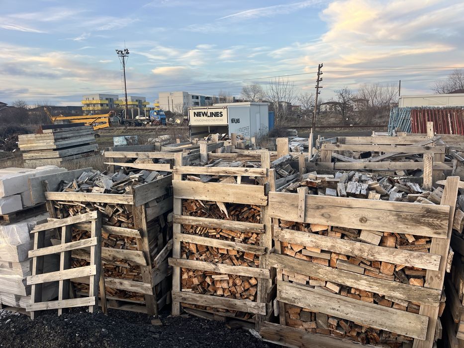 Lemn foc paletizat din deseuri constructii.