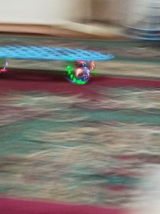 Скейт Скейтборд в хорошем состоянии на цветной горит