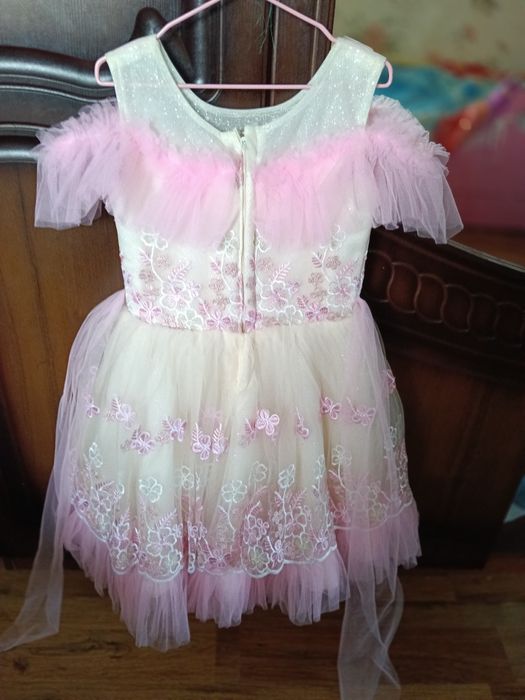 Продам праздничные платья на девочку