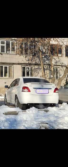 Заднее лобовое  стекло тойота ярис седан