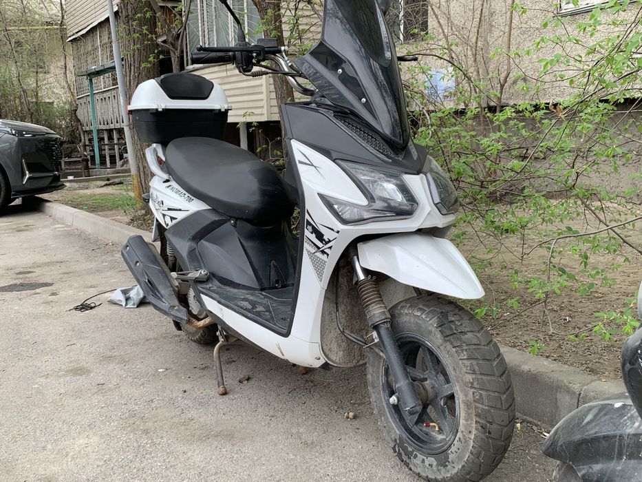 продаю мопед с пробегом пробег 28,764,стоит без дела