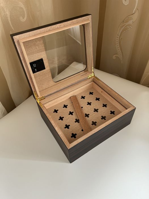 Луксозен хумидор от кедрово дърво с хигрометър – нов, 55 пури