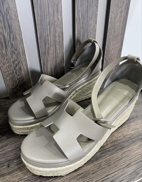 Новые босоножки-39 размер