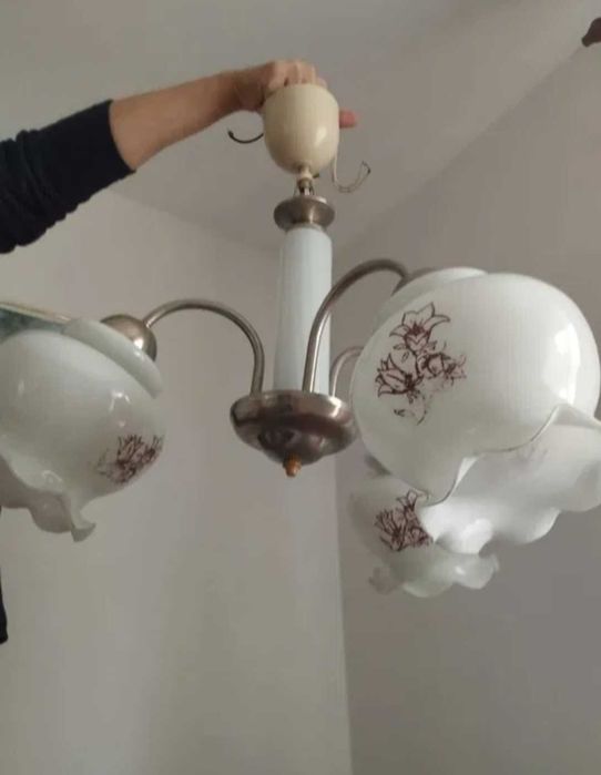 Vând lustră cu trei becuri. Dărmănești Suceava