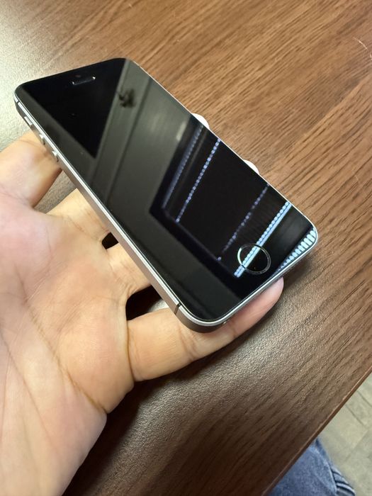 iPhone SE - 16GB - Като Нов