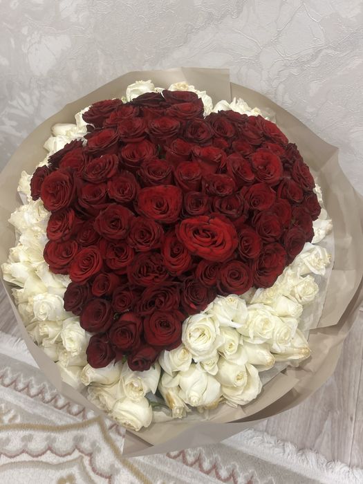 Белые и красные розы