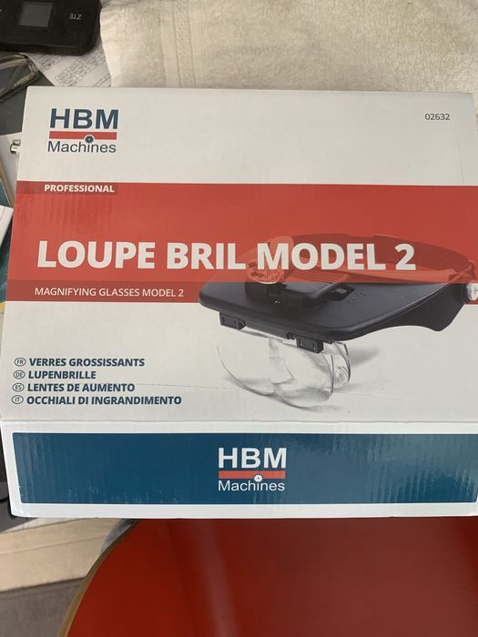 Очила с лупи и осветление