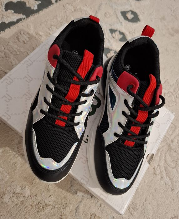 Женский кроссовка