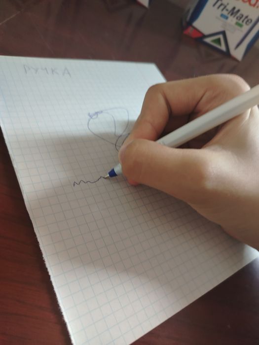 Белая шариковая ручка с синим колпачком — надёжность, проверенная врем