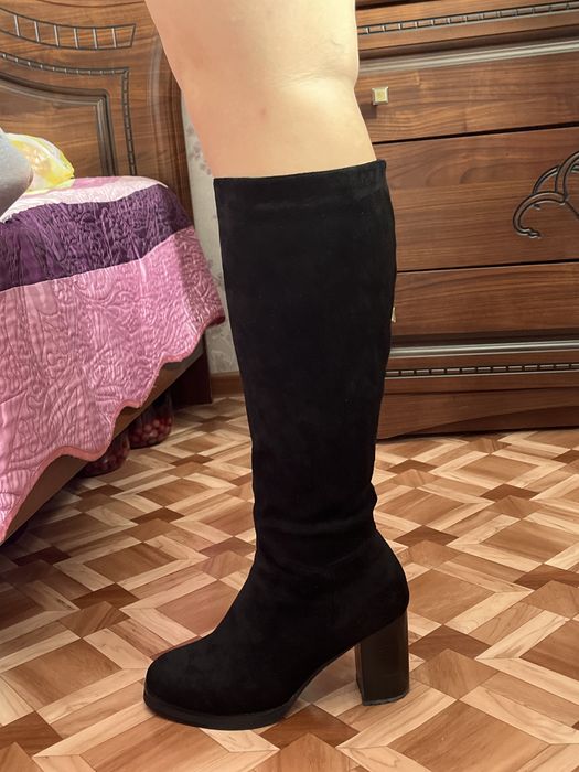 Продаю женские сапоги каблуком