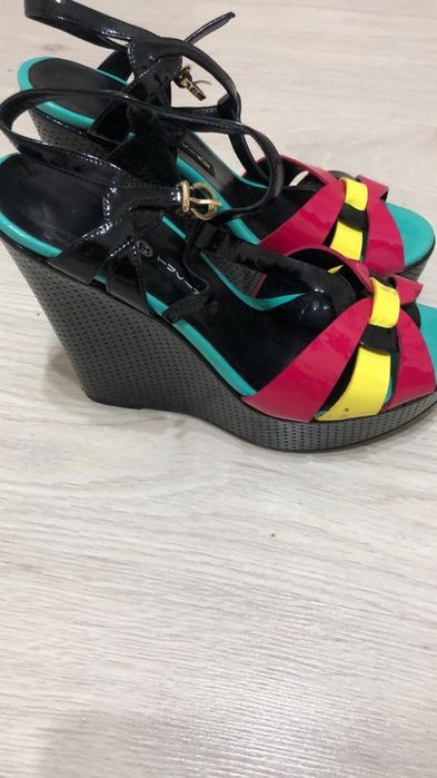 Продам женскую обувь