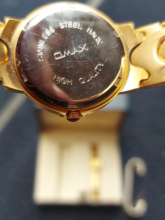 Два броя часовници чисто нови