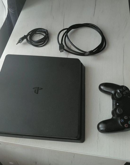 Ps 4 Slim, intreținut bine