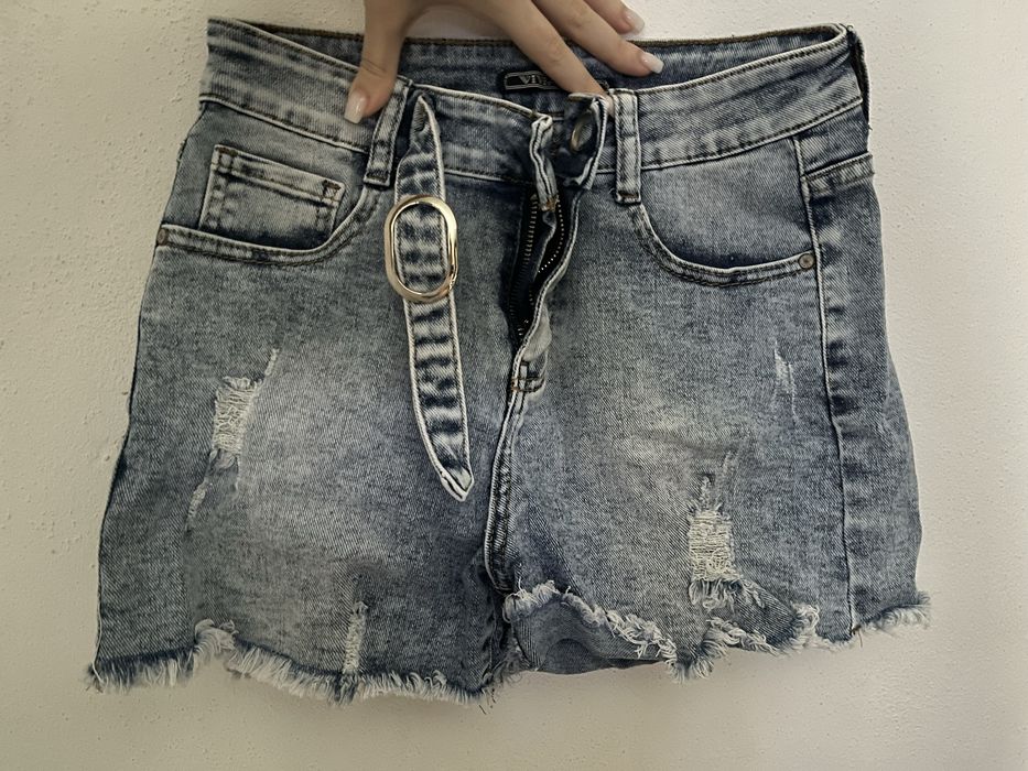 Blugi scurti albastrii