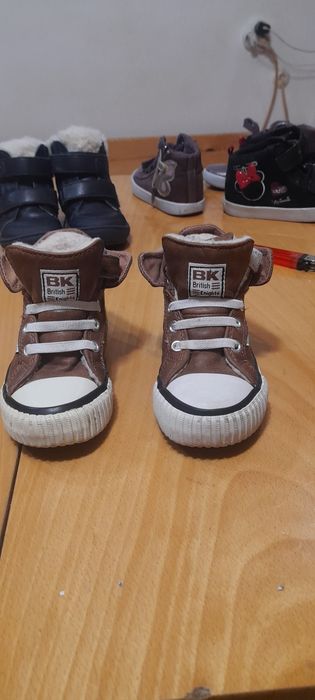 Продавам детски обувки почти нови много малко използвани