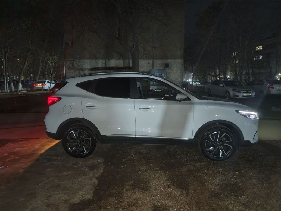 MG ZS mashinasi sotiladi