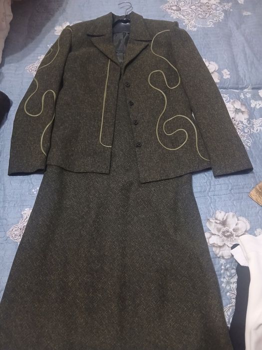 Vand costum sacou si fusta elegant