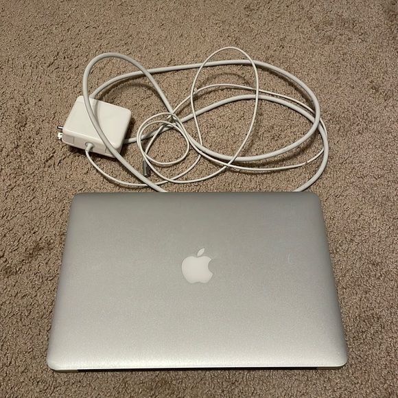 Продаю макбук айр 2017 года