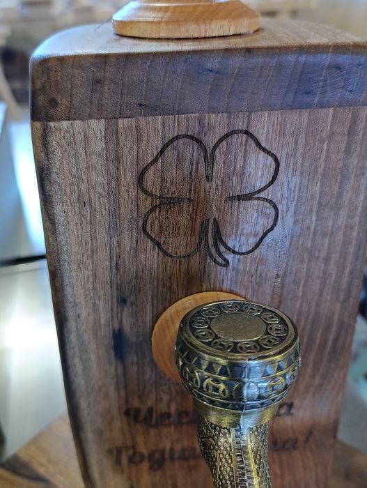 Дъска за мезета с диспенсър за алкохол