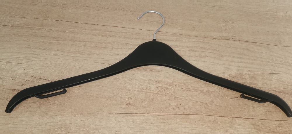 De vânzare umerașe bluze