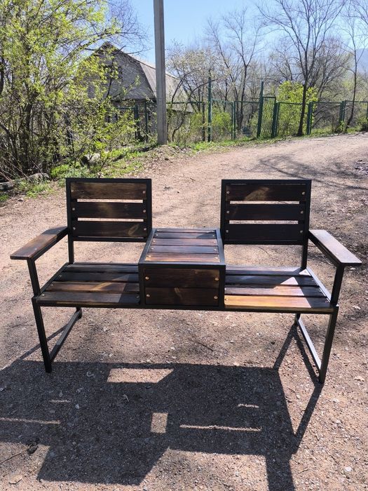 Скамейка для двоих со столиком