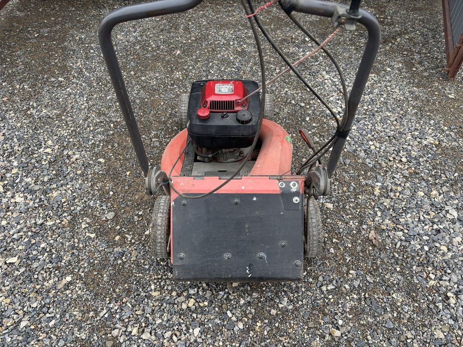 Vand 2 masina de tuns iarba husqvarna si new garda Italia