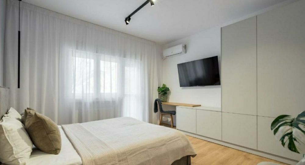 Închiriez apartament , Piața Romană, zona centrală