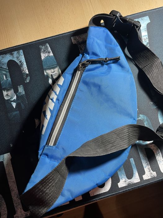 Синя чантичка тип бананка на найк с ципове