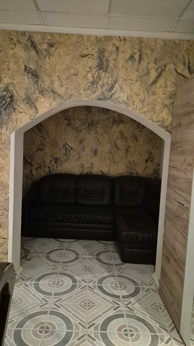 Închiriez parterul unei case cu etaj