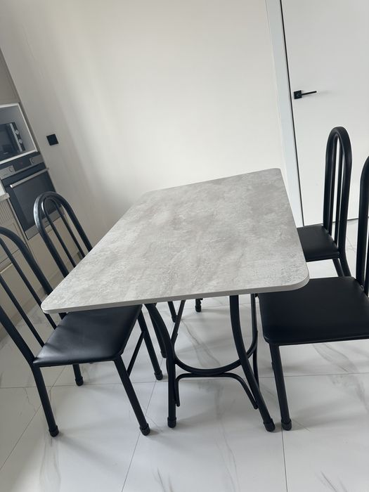 Продам стол и 4 стулья