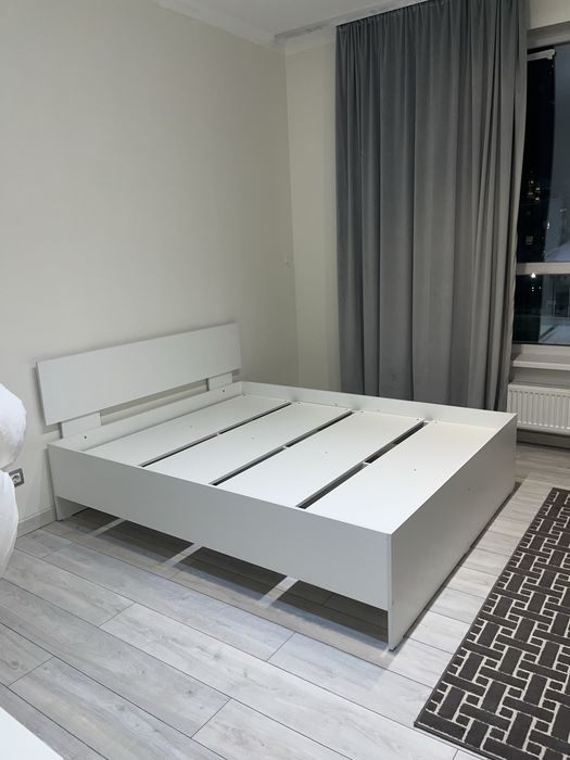 Кровать 208х160 и 2 тумбочки