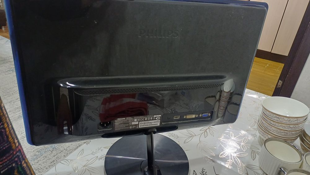 Монитор Philips.
