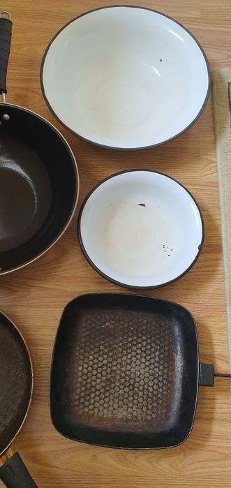 Сковородки , эмалированные тазики , кухонная утварь