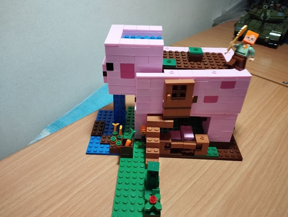 Конструктор LEGO Minecraft Дом-свинья 21170