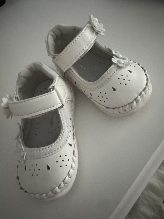 Sandale de fetita albe