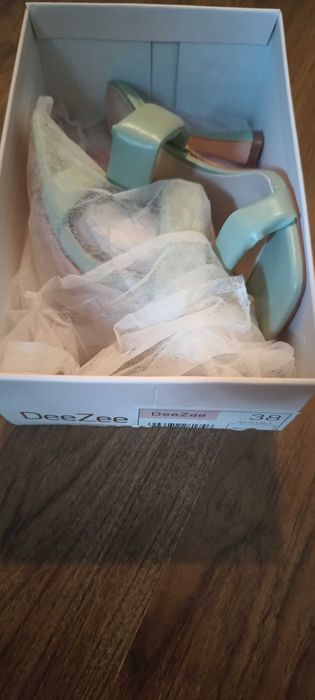 Vând papuci DeeZee numărul 38