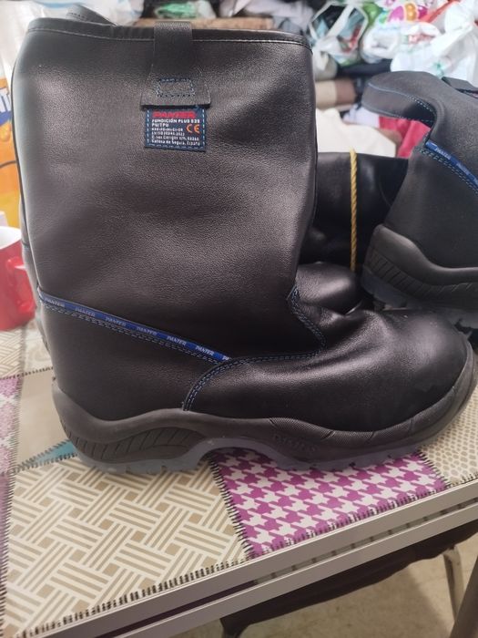 Vând cizme cu bombeu metalic