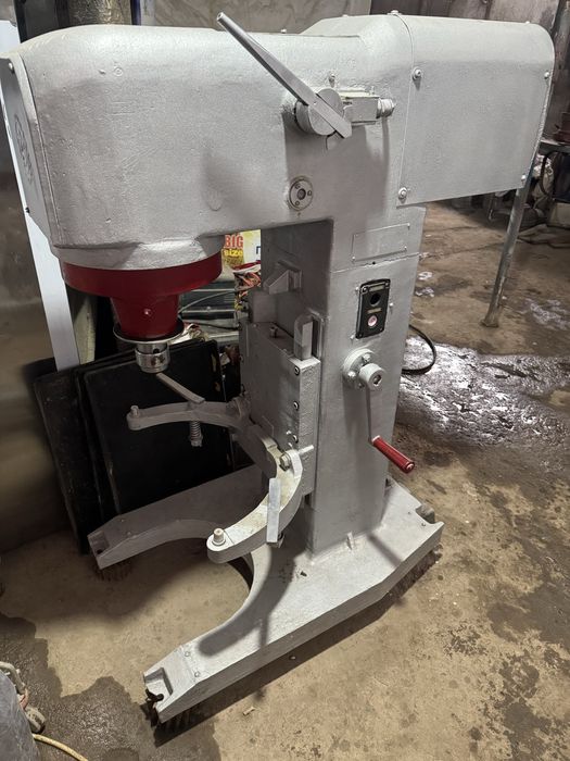 Планетарный миксер (взбивальная машина)