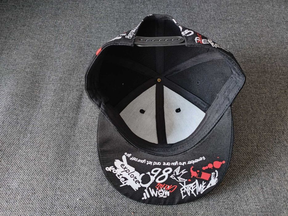 Шапка с права козирка в стил графити