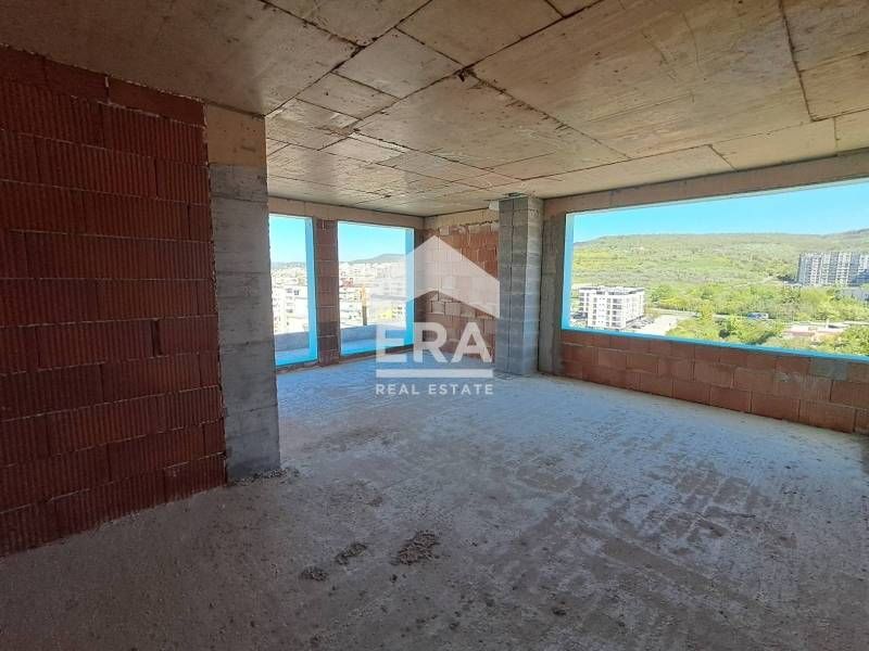 Тристаен апартамент за продажба, с голяма дневна, в новострояща се лук