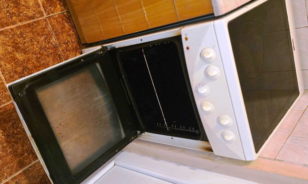 Готварска печка Gorenje с керамичен плот и с вентилатор