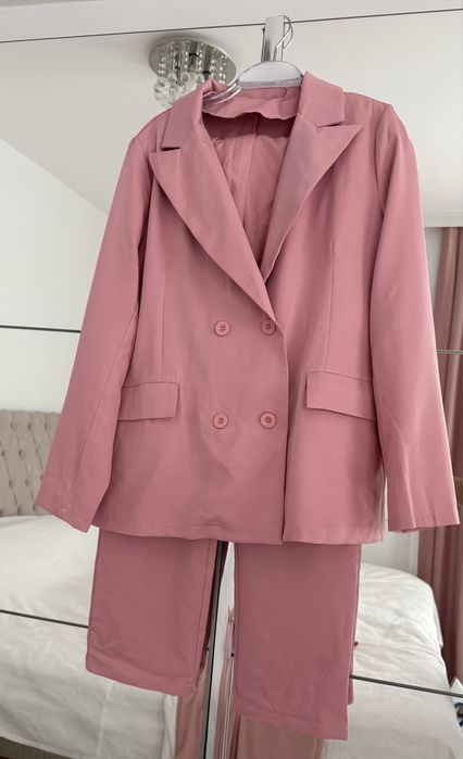 Дамски костюм в розов цвят